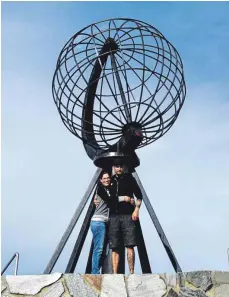  ?? FOTOS: BERKEN/SCHAZ ?? Angekommen am nördlichst­en Reisepunkt ihrer Route: Hier stehen die Beiden vor der Globus-Skulptur, dem Wahrzeiche­n des Nordkaps.