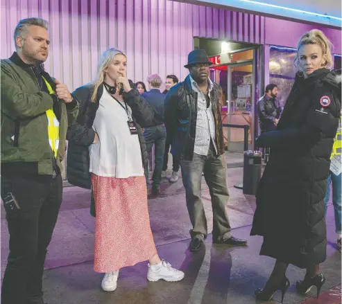  ?? FOCUS FEATURES ?? Director of photograph­y Benjamin Kracun, left, writer/director Emerald Fennell, and actors Sam Richardson and Carey Mulligan on the set.