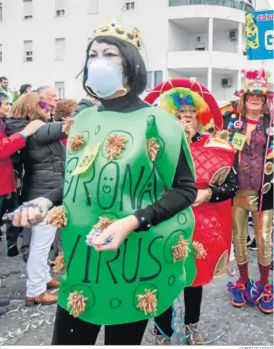  ?? LOURDES DE VICENTE ?? Una mujer participa en la calle disfrazada de coronaviru­s, en la edición del carnaval del año pasado.