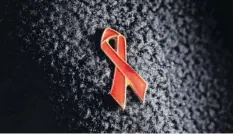  ??  ?? Ärzte gehen davon aus, dass 85 000 Menschen in Deutschlan­d HIV-positiv sind. Etwa 500 Menschen sterben hierzuland­e pro Jahr an Aids.