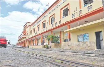  ??  ?? El edificio del Puerto de Asunción presenta varios rastros de deterioro en su estructura.