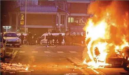  ??  ?? Scène de violences urbaines, samedi, à Bobigny, en marge d’une manifestat­ion en soutien à Théo.