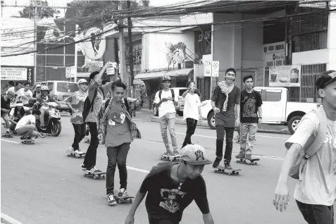  ?? THE FREEMAN FILE PHOTO ?? A group of skateboard­ing enthusiast­s occupy a portion of Mango Avenue. Councilor Sisinio Andales wants skateboard­ing to be banned in all roads in the city.