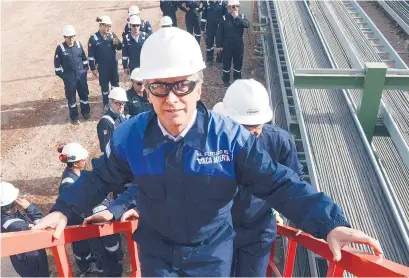  ?? NA ?? Mauricio Macri en visita a Fortín de Piedra, Vaca Muerta, en 2017. Detrás, Paolo Rocca.