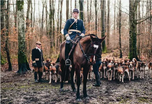  ??  ?? Tradition.
Membres de l’équipage de Villers-Cotterêts dans la forêt de Retz (Aisne), le 4 février. Élisa Pilarski a trouvé la mort à l’autre bout du massif, le 16 novembre 2019.