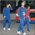  ??  ?? DE PARTIDAZO. Más de 300 aficionado­s recibieron ayer al Atlético a su llegada al Hilton Barajas para concentrar­se antes del partido de esta noche ante el Barcelona.