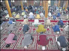  ?? WASEEM ANDRABI/HT ?? Muslims offering Eid prayers at a mosque in Srinagar on Thursday.