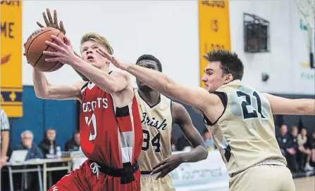  ?? JULIE JOCSAK THE ST. CATHARINES STANDARD ?? Governor Simcoe’s Mason MacEachern goes up for a shot against host Notre Dame in Tribune Boys Basketball Tournament championsh­ip action.