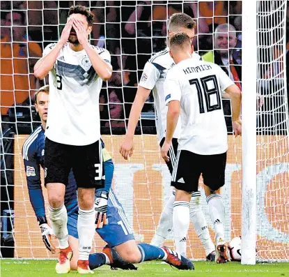  ??  ?? Jugadores de Alemania se lamentan uno de los goles de Holanda