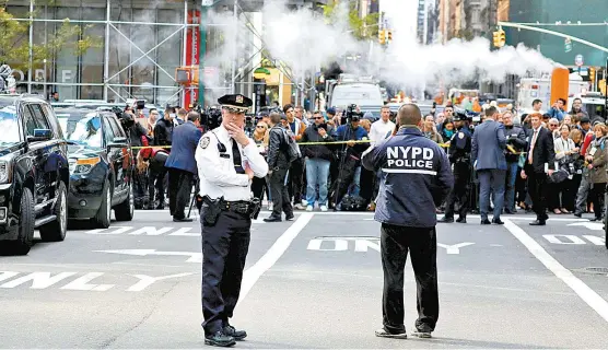  ??  ?? Policías acordonan el edificio de Time Warner Center, sede del canal de noticias en la ciudad de Nueva York.