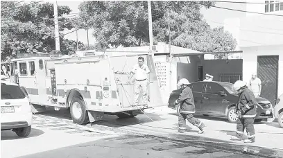  ??  ?? Los fuertes olores a gasolina en la esquina 45 del Barrio de Guadalupe, con avenida “Miguel alemán”, afectan a vecinos pues ya padecen problemas respirator­ios y dolores de cabeza.