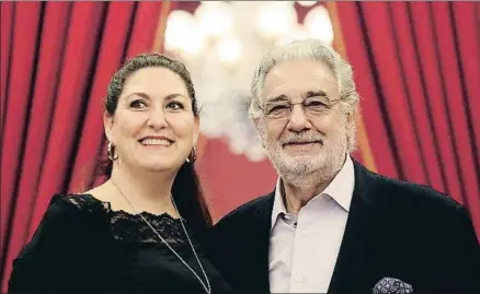  ?? EMILIA GUTIÉRREZ ?? Plácido Domingo posa junto a la soprano Ana Pirozzi, la Lady Macbeth que lo acompañará en el Real