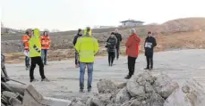  ?? FOTO: STEFFEN LANG ?? Gut 13 Meter Höhenunter­schied machen die Arbeiten zu einer Herausford­erung. Das wurde auch beim Rundgang deutlich.