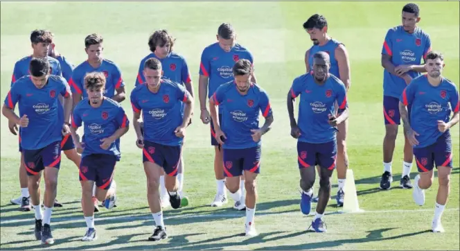  ??  ?? Los jugadores del Atlético, con mayoría de futbolista­s de la cantera ante las ausencias del primer equipo, se ejercitan durante la sesión de entrenamie­nto de ayer.