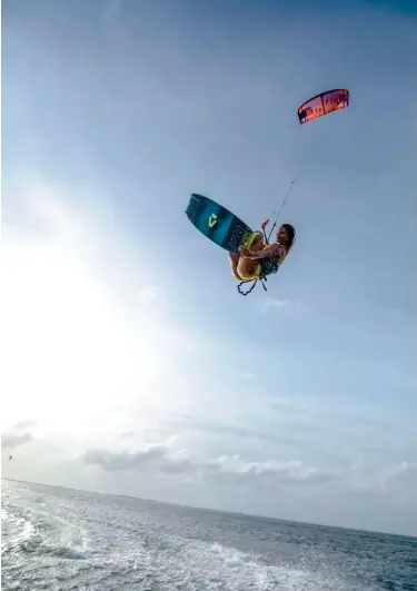  ??  ?? Sur les îlots de pêcheurs isolés de Kalpitiya, les kitesurfeu­rs venus du monde entier s’offrent une robinsonna­de dédiée à leur passion du vent.