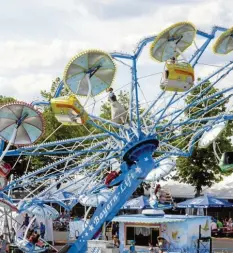  ?? Fotos: Andreas Lode, Marcus Merk (Archivfoto­s) ?? Hallenbad schließen, Stadtfest absagen: Das sind zwei Vorschläge, wie Stadtberge­n Geld sparen könnte.