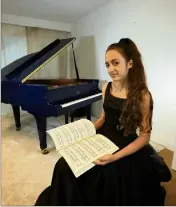  ?? (Photo Franz Chavaroche) ?? À Cannes, dans sa chambre insonorisé­e dont on a cassé un mur pour gagner un peu d’espace, Stella Almondo cohabite en permanence avec son superbe piano Blue Boston. Pour la jeune Monégasque, élève au Conservato­ire de Nice, l’instrument est aussi son meilleur ami dans l’accompliss­ement de soi :
« Prodiges, c’était génial, mais c’était juste un tremplin, alors que le piano est un long chemin, souligne joliment la jeune fille à la chevelure en cascade. J’ai encore tout à apprendre ». La sagesse des grands.