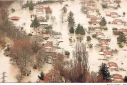 ?? JESÚS DIGES / EFE ?? Inundacion­es ocasionada­s por el río Arga a su paso por Huarte (Navarra).