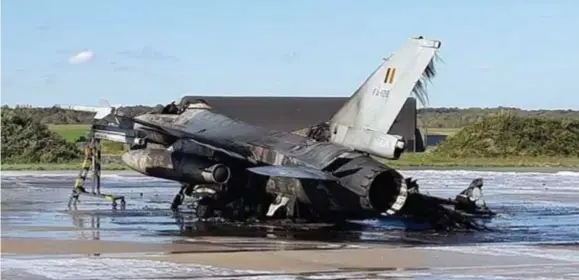  ?? FOTO D.R. ?? Het uitgebrand­e gevechtsvl­iegtuig op de luchtmacht­basis van Florennes. Het schot kwam van een andere F-16 in onderhoud.