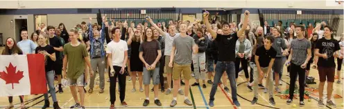  ??  ?? Les élèves de la troupe du Centre scolaire Léo-Rémillard ont pu discuter puis jongler avec les artistes du Cirque du Soleil venus leur rendre visite.