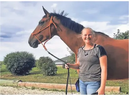  ?? FOTO: PRIVAT ?? Miriam Schüßler und „Piet“. Die Studentin und ihr Rheinlände­r wurden im Chorbusch von einem Hund attackiert.