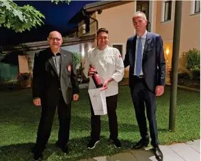  ??  ?? Ambrogio Stefanetti premiato con una Cuvée Prosper Montagné dal vice ambasciato­re del Club,
il sommelier Ezio De Bernardi (a destra), e dall'ambasciato­re Alessandro Pesce