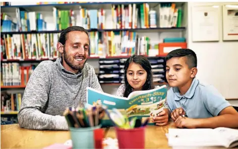  ?? FOTO: STEPHAN KÖHLEN. ?? Der Verein „Du-Ich-Wir“stammt ursprüngli­ch aus Erkrath. Hier hilft Gründer Dominik Adolphy Schülern aus Hochdahl beim Lesen.