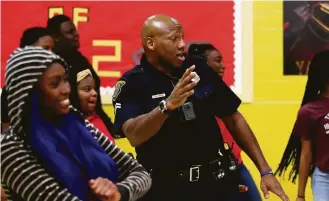  ?? Godofredo A. Vasquez / Houston Chronicle ?? Houston Police officer Charles Webb is a part of the law-enforcemen­t arm of the program that aims to keep students away from troubling risk behaviors and push them toward creativity.
