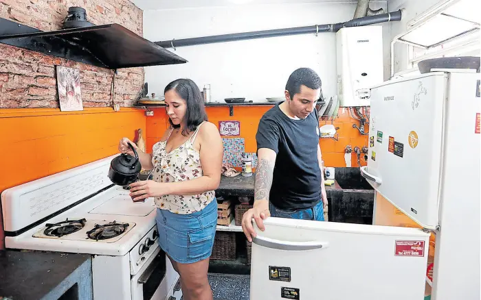  ?? Fotos de patricio pidal /afv ?? Isondy Pira (27) y Sebastián Sotelo (32) comparten, junto con otras cinco personas, una casa en Palermo