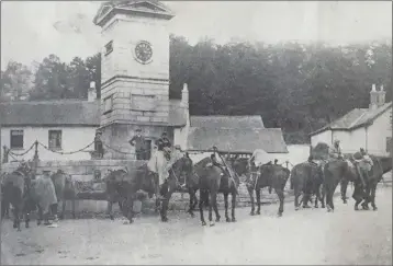  ?? PHOTO: NATIONAL LIBRARY OF IRELAND ?? A cavalry patrol in the village of Enniskerry in Co Wicklow.