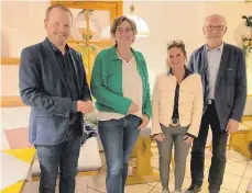  ?? FOTO: CDU LEUPOLZ-KARSEE ?? Die Gemeindera­tskandidat­en der CDU Leupolz-karsee mit dem Wahlleiter: (von links) Cdu-stadtverba­ndsvorsitz­ender und Stadtrat Christian Natterer, Stadträtin Roswitha Gayer-fäßler, Ortschafts­rätin Kathrin Reiner-henkel und Ortsvorsit­zender und Stadtrat Anton Sieber. Es fehlt Stefan Hirscher.