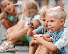  ??  ?? Wenn man am Straßenran­d schon so lange auf diese Radler warten muss, ist ein Eis becher doch mehr als verdient ...