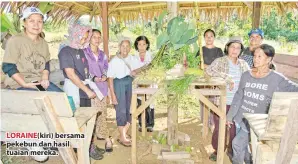  ??  ?? LORAINE(kiri) bersama pekebun dan hasil tuaian mereka.