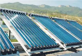  ??  ?? Energía. Colectores solares con tubos de vacío (SunGreen).