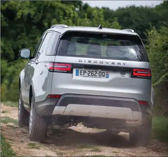  ??  ?? Haut perché grâce à sa suspension pneumatiqu­e, ce Land Rover peut pleinement exploiter une chaîne cinématiqu­e au top.