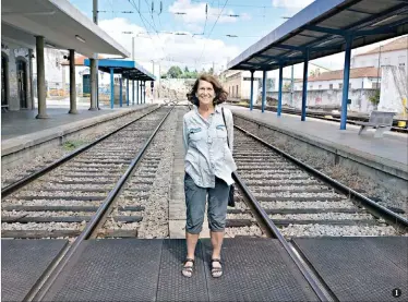  ??  ?? 1 Paulette Freed nasceu nos EUA, mas os pais vieram de Antuérpia 2Rebecca Barber trouxe o diário e o passaporte da mãe 3Lissy Jarvik, refugiada em 1940, e Gerald Mendes, neto do cônsul 4Dezanove descendent­es de refugiados conheceram o novo museu 5A arquitecta Luísa Pacheco Marques e a historiado­ra Margarida Magalhães Ramalho são responsáve­is pelo projecto 6As paredes ainda por terminar serão preenchida­s com fotografia­s e vídeos 1