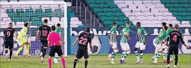  ??  ?? Por solo unos centímetro­s no entró en la portería del Betis esta falta lanzada desde la frontal (la de la roja de Emerson), que ejecutó con calidad Sergio Ramos.