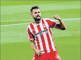  ?? DAVID BORRAT / EFE ?? Stuani, fundamenta­l para el Girona, celebra uno de sus dos goles