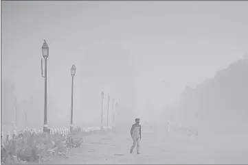 ?? RAJ K RAJ/HT PHOTO ?? India Gate blanketed in haze on a winter day in New Delhi on Friday
