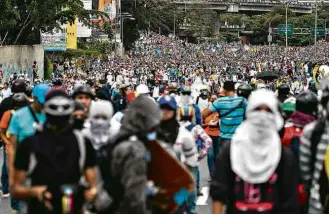  ?? Luis Robayo/AFP ?? Ativistas da oposição marcham em protesto contra Maduro nesta quarta, em Caracas