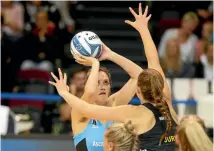  ?? PHOTO: ROBYN EDIE/FAIRFAX NZ ?? Te Paea Selby-rickit shoots for goal against the Magic’s Kelly Jury in their ANZ Premiershi­p match.