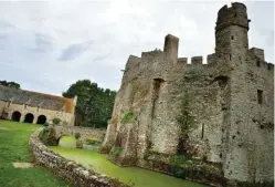  ??  ?? Incontourn­able, le château fort de Pirou fait l’objet d’une superbe restaurati­on.