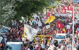  ?? (Photos Jean-Sébastien Gino-Antomarchi) ?? Des milliers de manifestan­ts ont milité et marché trois heures pour l’ouverture des frontières.