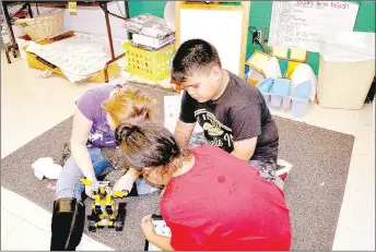  ?? RACHEL DICKERSON/MCDONALD COUNTY PRESS ?? Students in Hannah Drake’s fourth-grade science class at Noel Elementary School work on a robot on Dec. 11 as part of a unit on robots, roller coasters and coding.