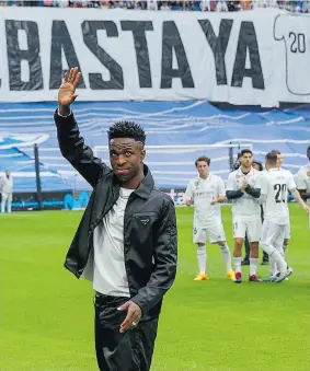  ?? ?? HOMENAGEM. Vini sentiu o carinho de adeptos e colegas no Santiago Bernabéu