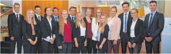  ?? FOTO: VOLKSBANK ALLGÄU-OBERSCHWAB­EN ?? Die neuen Azubis der VBAO (von links): Simon Müller, Franziska Adler, Niklas Hüber, Charice-Jean Zudrell, Patrick Schneider, Ingrid Roder, Felix Braun, Janine Hoch, Stefanie Mößle, Tamara Sauter, Jana Fuchs, Ida Gomm, Johannes Jäger, Lisa Walzer und...