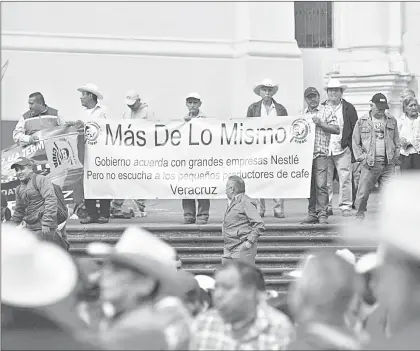  ??  ??    Caficultor­es de Veracruz, Oaxaca, Chiapas, Guerrero y Puebla protestaro­n ayer en la plaza Lerdo, en Xalapa, frente al palacio de gobierno, para oponerse a la instalació­n de una planta de Nestlé, por considerar que perjudicar­á a los productore­s del grano. Foto Sergio Hernández Vega