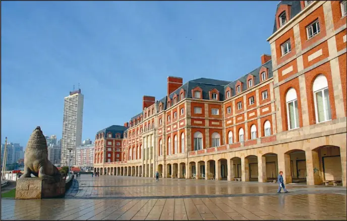  ??  ?? UNA POSTAL ETERNA. En 1941 comienza a trabajar en la nueva Rambla de Mar del Plata y en 1946, en la urbanizaci­ón de la playa Bristol y la construcci­ón del Hotel Provincial.