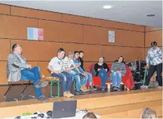  ?? SZ-FOTO: KLAUS PASEDAG ?? Fragen der Besucher wurden in einer Talkrunde von Schülern, Eltern und Schulleite­r Karl Nusser (links) beantworte­t.