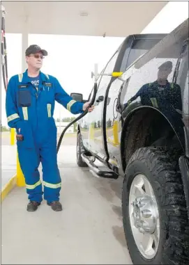  ?? Chris Bolin/encana ?? A customer fills up at the Encana natural card lock station in Strathmore.